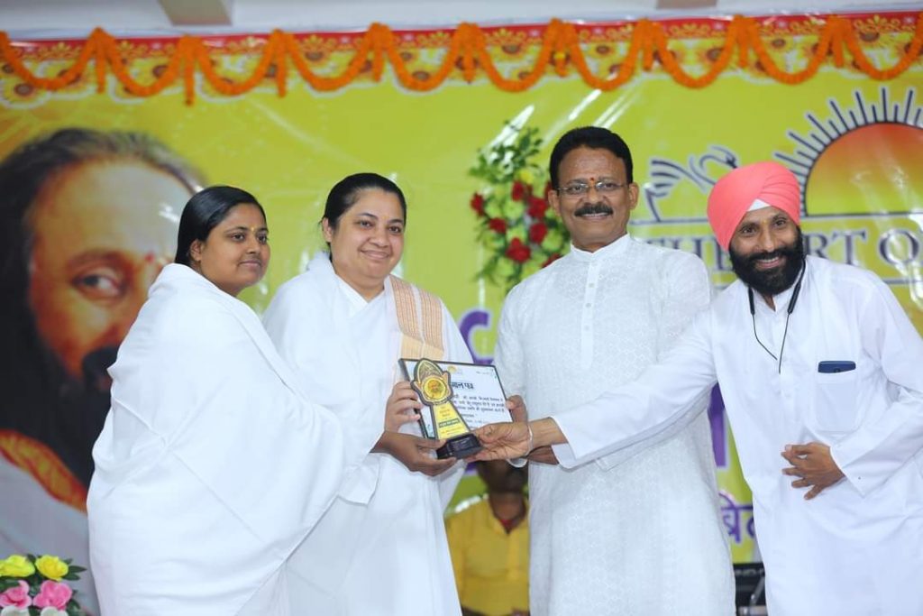 Bilaspur(CG)- Brahmakumari Swati Didi honored by the Art of Living family