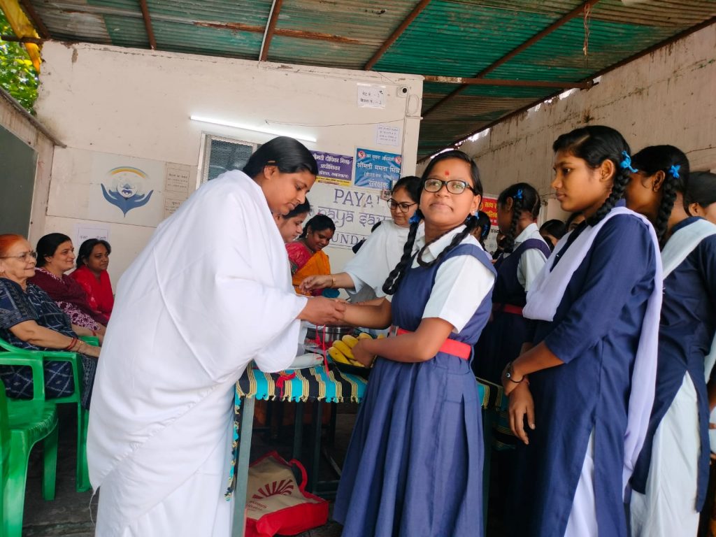 श्रवण बाधित बालिका आवासीय विद्यालय में रक्षाबंधन का कार्यक्रम किया गया