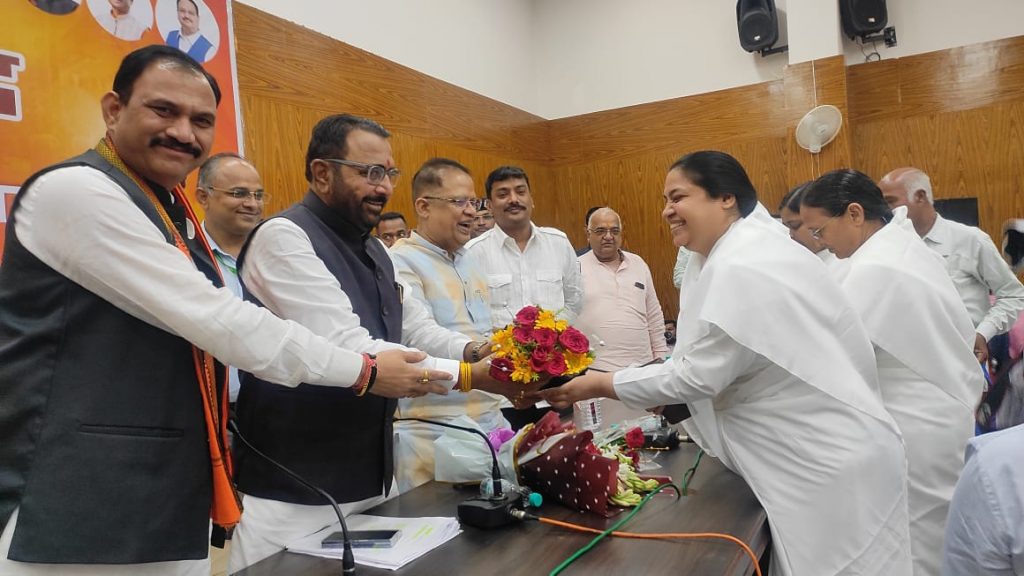 बीके स्वाति दीदी ने केंद्रीय राज्य मंत्री एवं छत्तीसगढ़ स्वास्थ्य मंत्री को बांधा रक्षा सूत्र