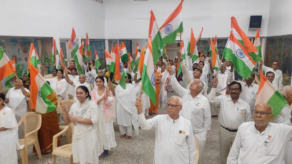 बीके स्वाति दीदी के नेतृत्व में निकाली गई तिरंगा रैली उपस्थित सैकड़ो भाई बहनें